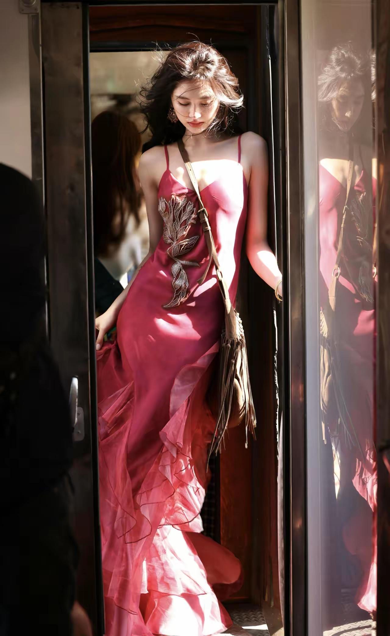 绝色佳人穿搭风格系列//优雅红裙，风中飘逸，尽显女性魅力！阳光穿过门框，为她的酒