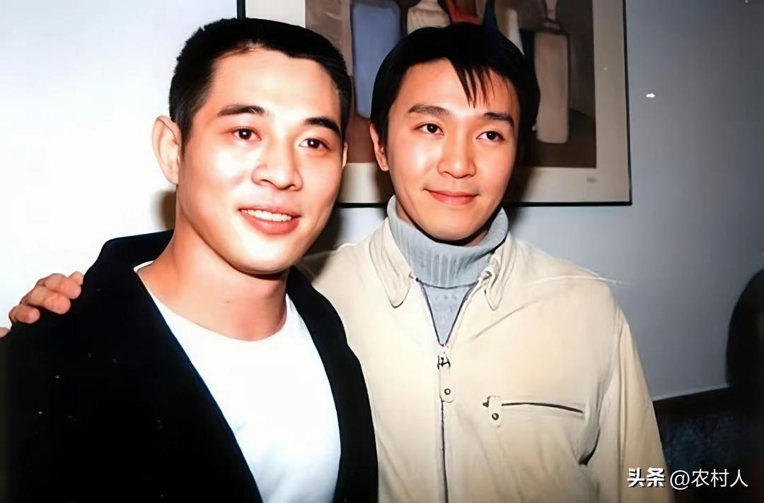 年轻时的李连杰和周星驰，一张罕见的合影。两人职业生涯几乎没有正式合作，确实非常可