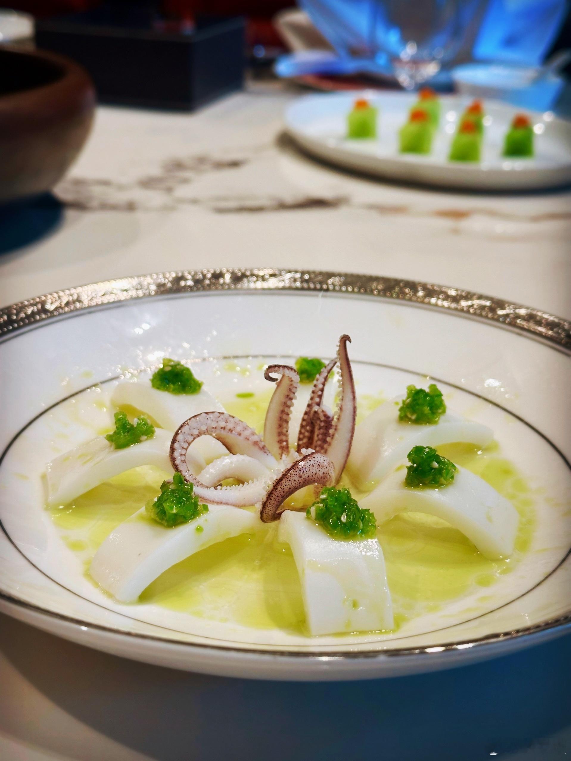 📍浦香桂花楼桂花飘香时来浦东香格里拉桂花楼喫石强师傅的新菜是最应景的事。石强师