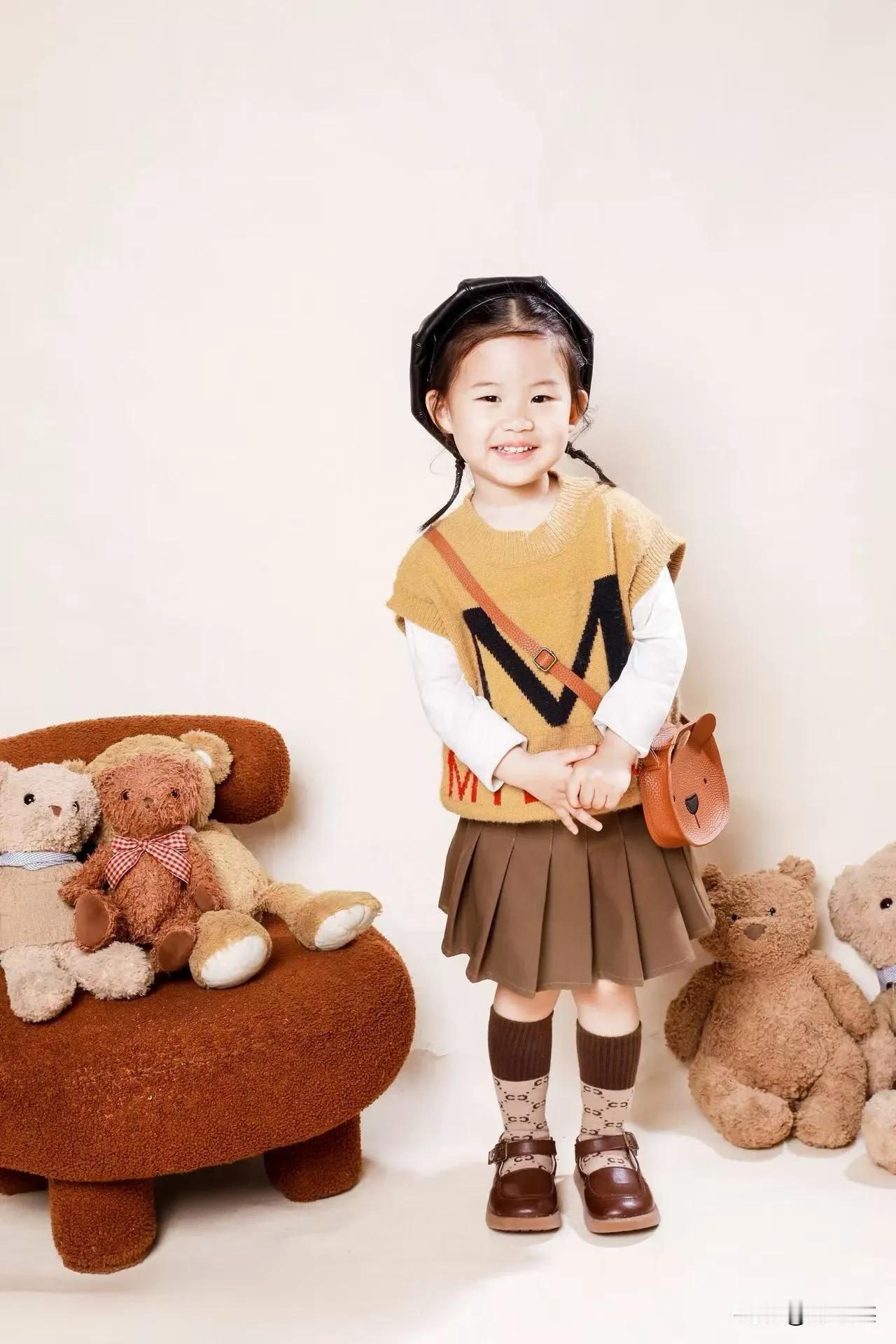 唯一的小孙知道，在她很小的时候爸爸去很热的地方赚更多的钱，刚刚走后妈妈很不放心的