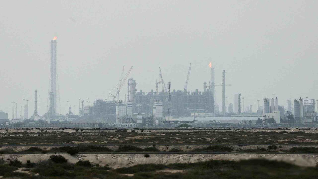 阿联酋炼油厂被炸，无人机成新战场，小国开始自己造“盾”

2026年3月10号，