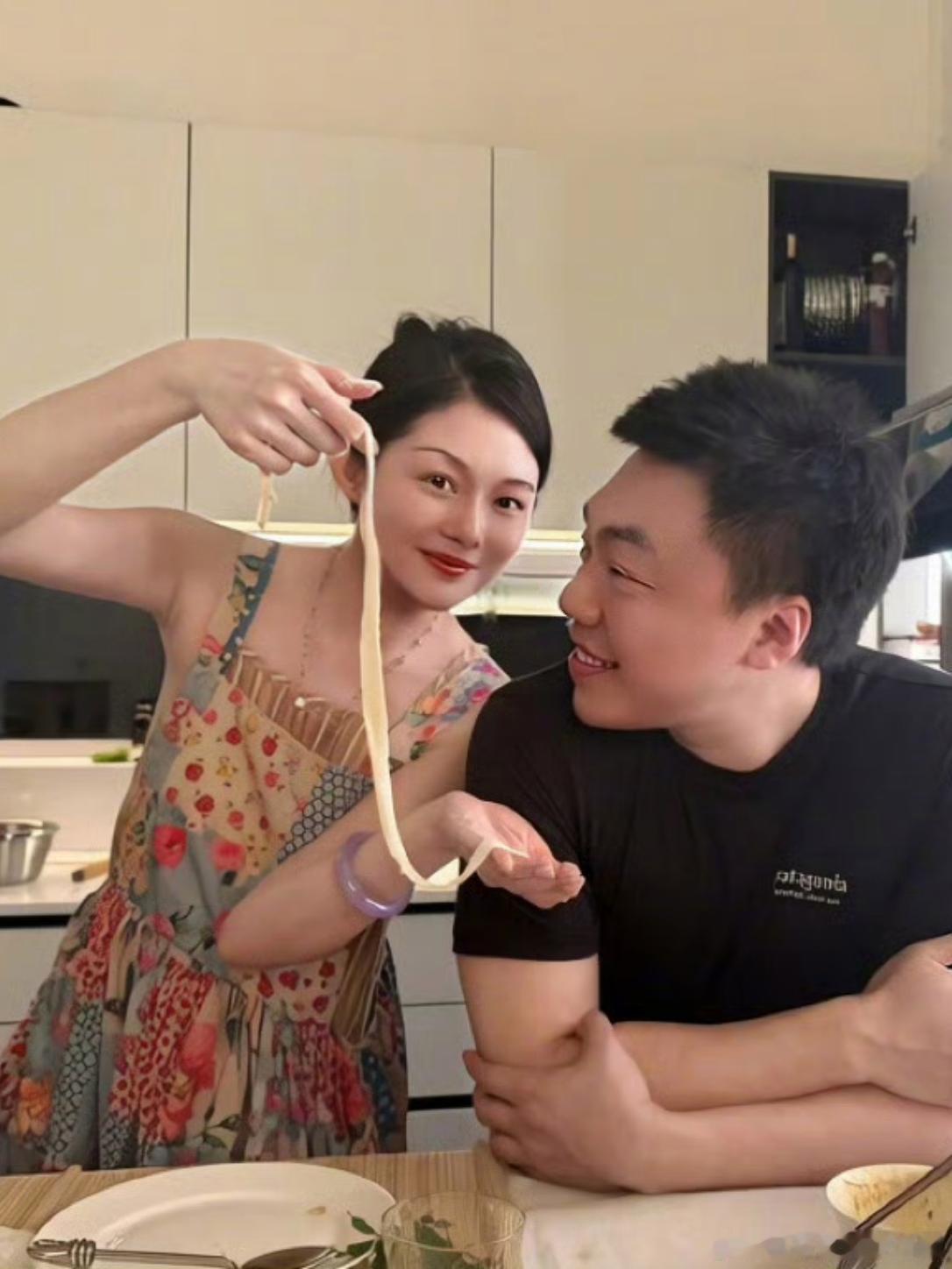 于正 晚晚于正出现在晚晚和其丈夫林瀚家中，发文和儿童们一起过一个快乐的儿童节！ 