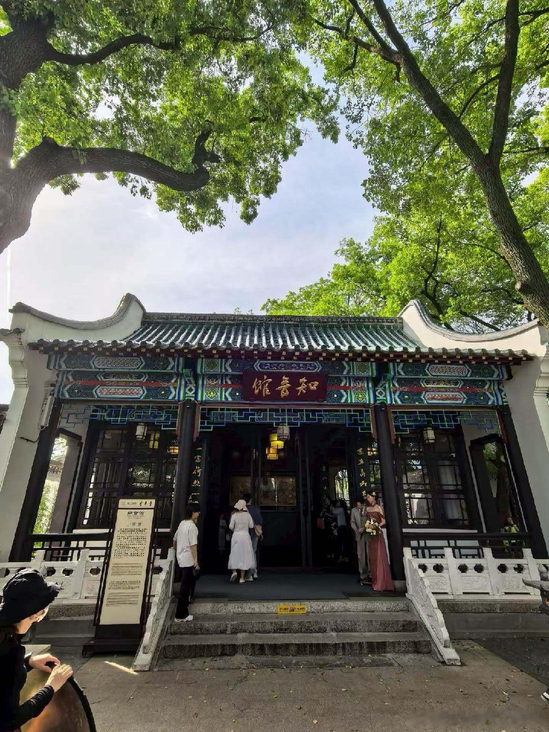 原创诗词武汉古琴台怀古子期伯牙两相悦，横跨时空音未绝。今人泪洒古琴台，为觅知音向