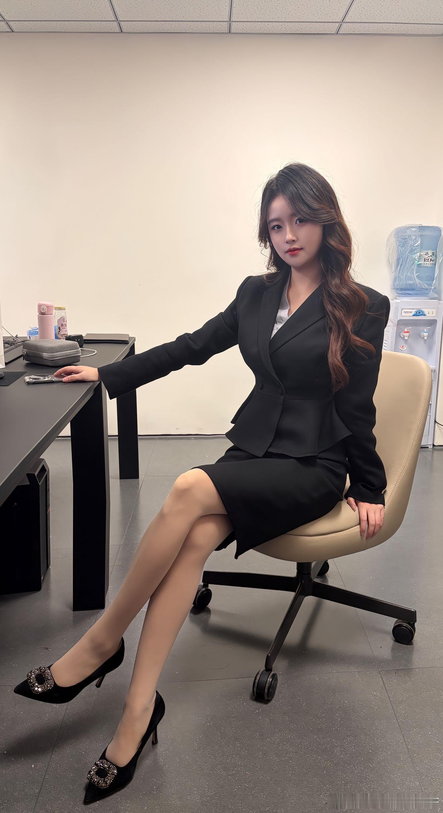 职业装看上去更有气质~ 