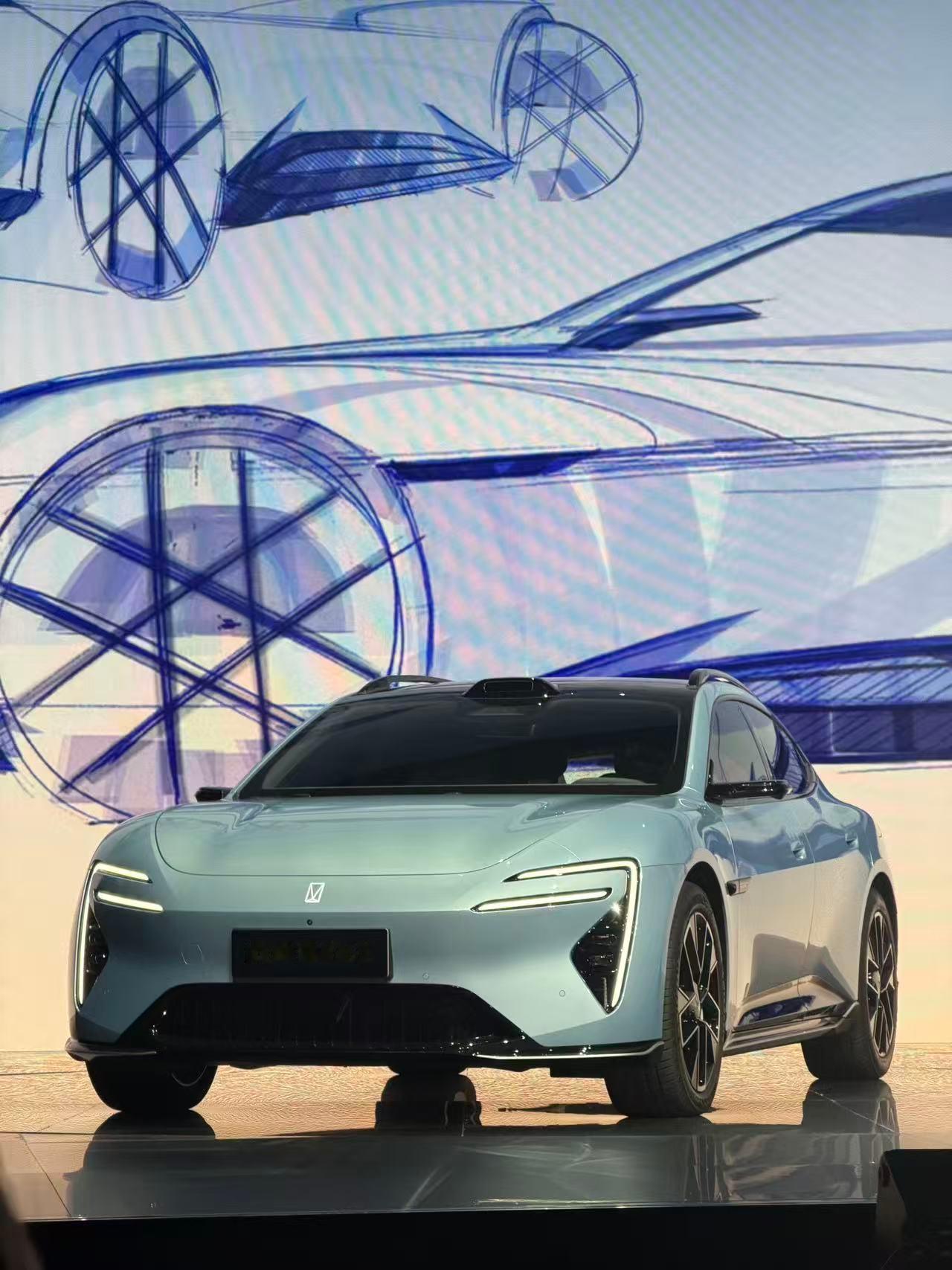 在北京第一次见到阿维塔06T，第一印象就是颜值高，时尚的外观内饰设计，猎装车里面