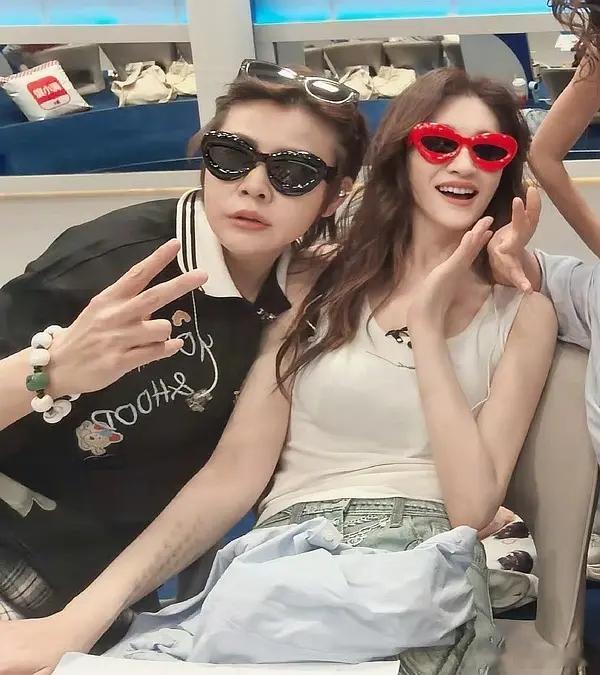 浪姐｜李小冉的手是不是在摸王濛的大腿还是冉濛更好磕一些哈哈，就是冉姐的胳膊有点出