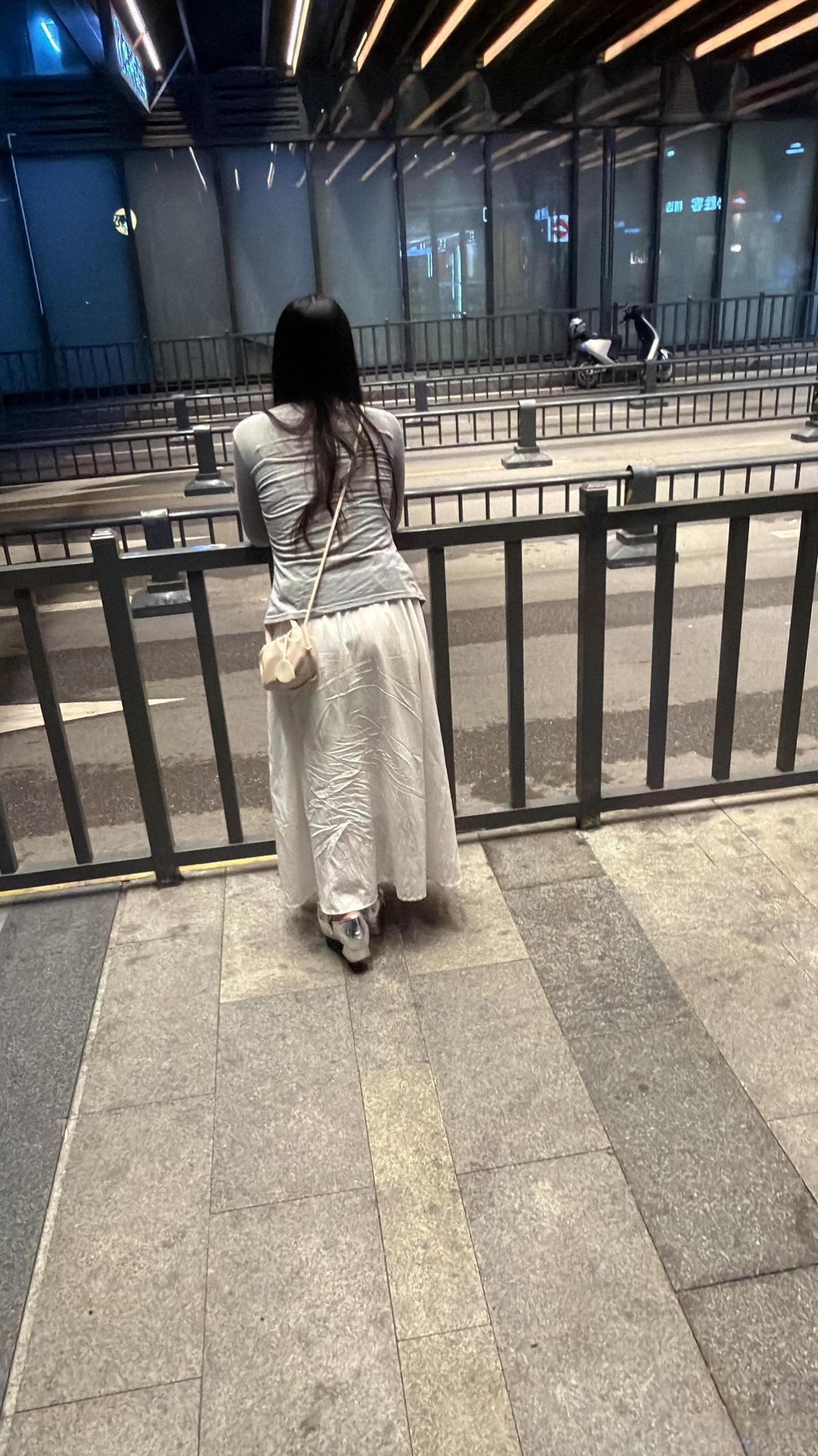 半夜出来吹风还有谁