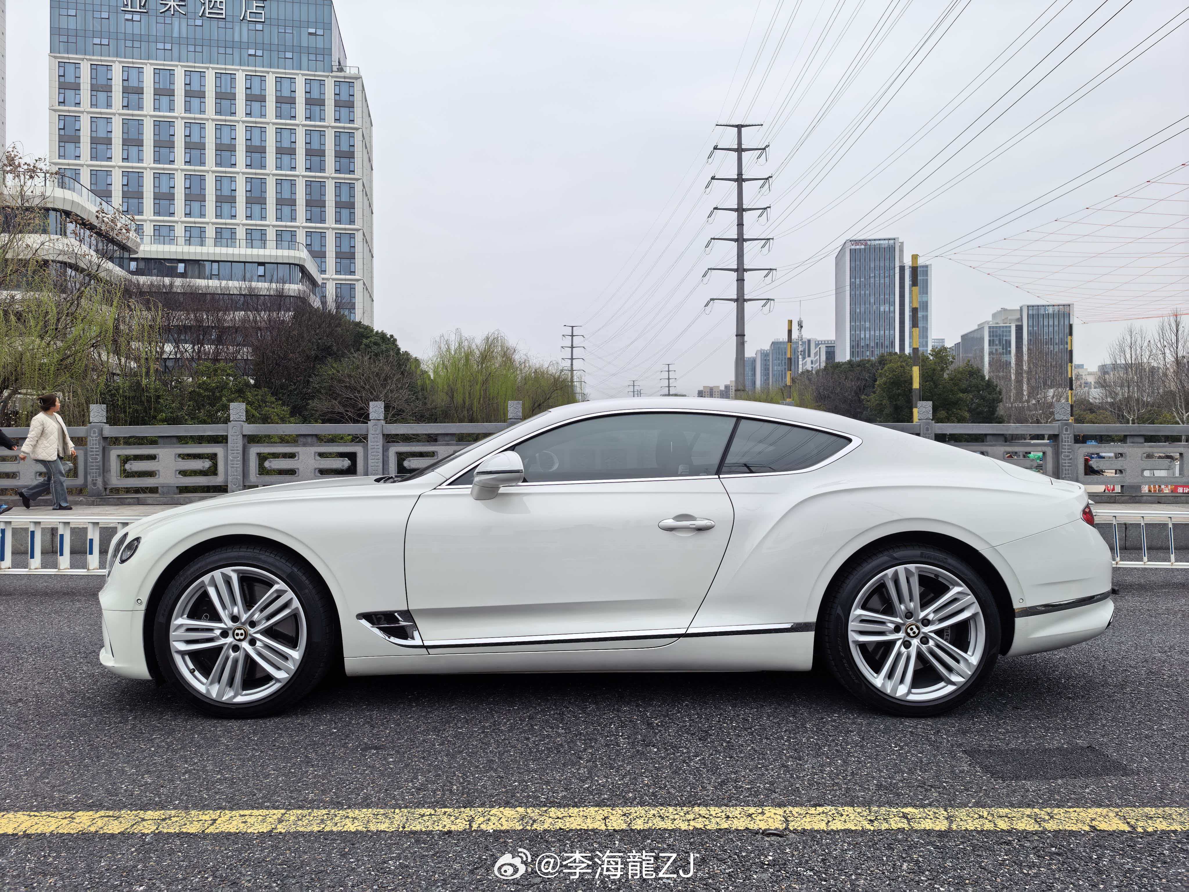 最新拿下：20年1月W12 6.0宾利欧陆最美白红配色9.2万公里性价比拉满，过