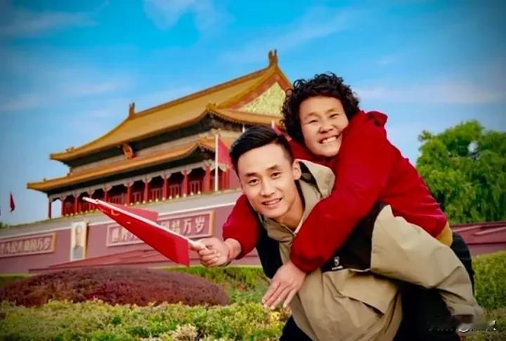 一位新疆小伙儿背着妈妈来到北京天安门。
一次车祸他的母亲落下偏瘫行动不便。为了实