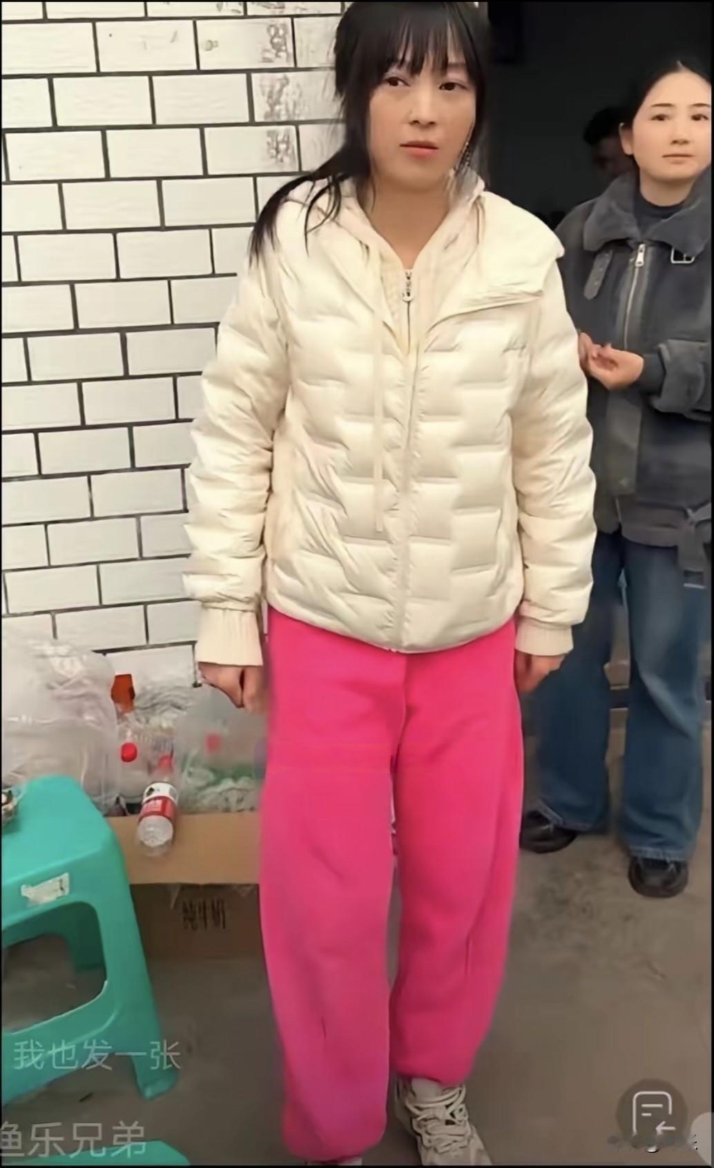 重庆呆呆妹看来了这么多人慌了，两头猪可能要被吃完，吓得赶快给爸爸打电话。

告诉