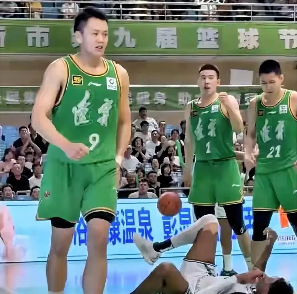 看过辽篮在阜新四国男篮邀请赛的表现，才弄明白辽宁队为什么非要引进姜宇星。
辽篮在