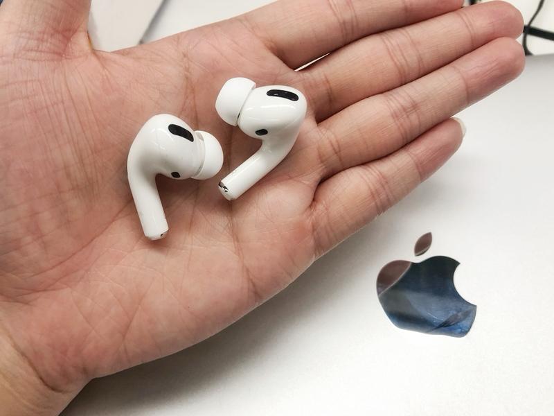 现在好多年轻人日常都耳机不离身，可别不当回事，不恰当用耳机真会悄悄损伤听力。
前