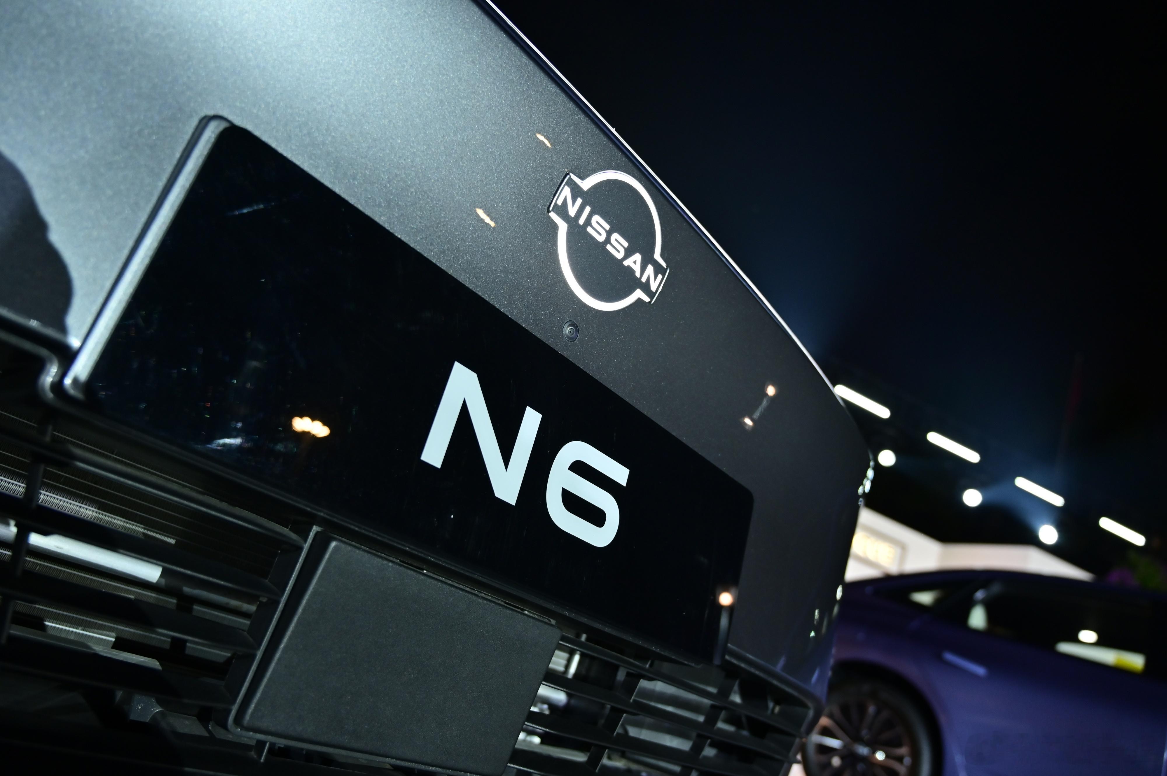 东风日产N6发布会结束以后，其实场外展车还有不少人在拍照，不少Coser也在现场