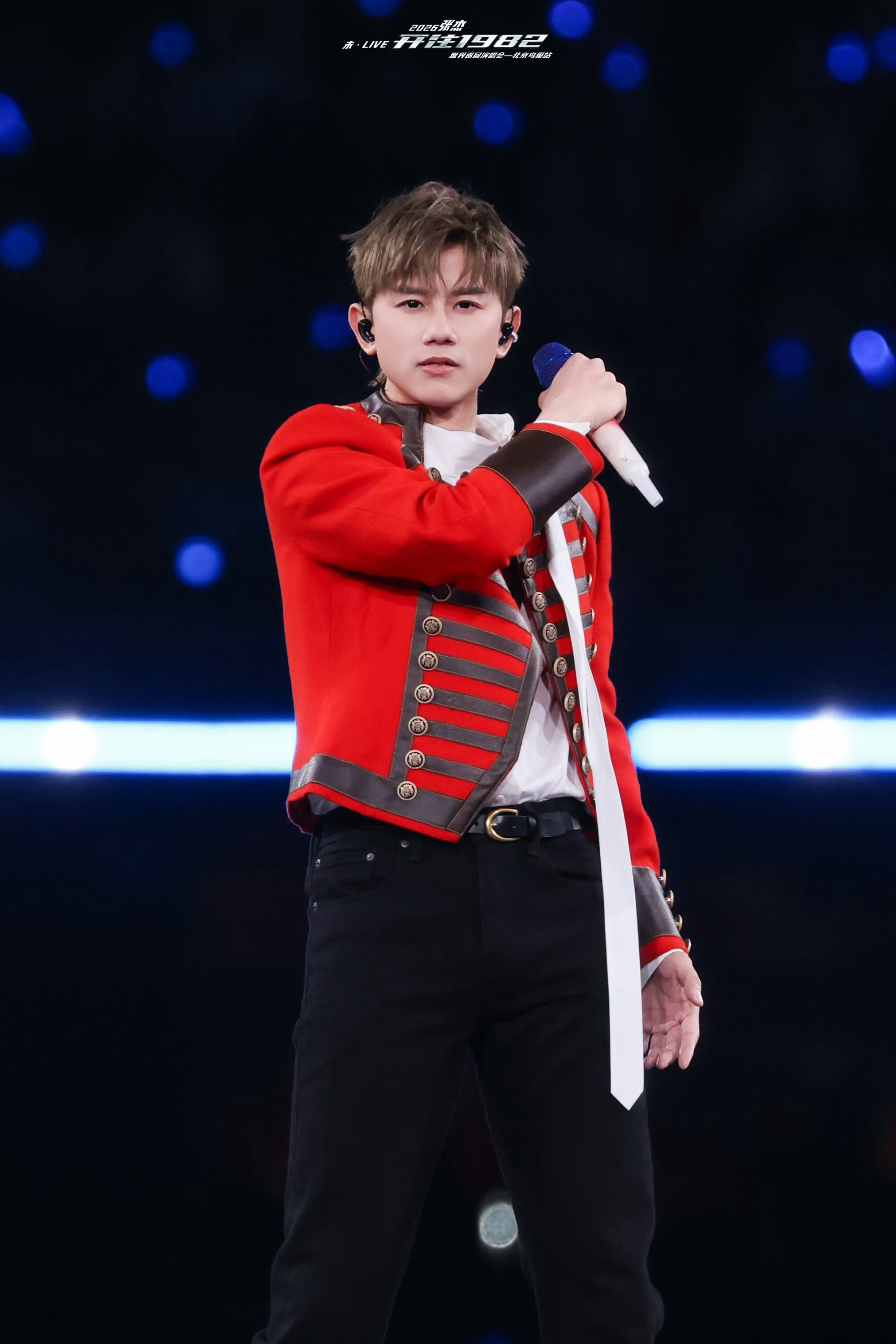 张杰大提琴版天下鸟巢现场大提琴前奏一响起，瞬间把《天下》的江湖气拉满，杰哥一开口