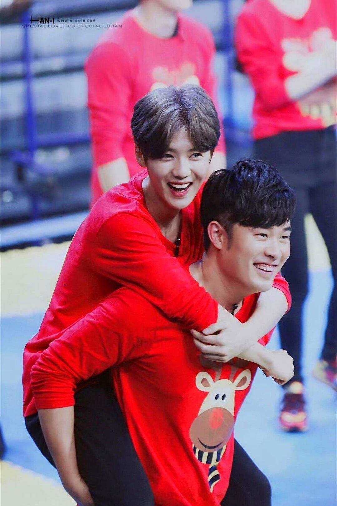 鹿晗啥时候当爹了？

《哈哈哈哈哈》第六季录制，陈赫在西双版纳给女儿挑礼物，挑完