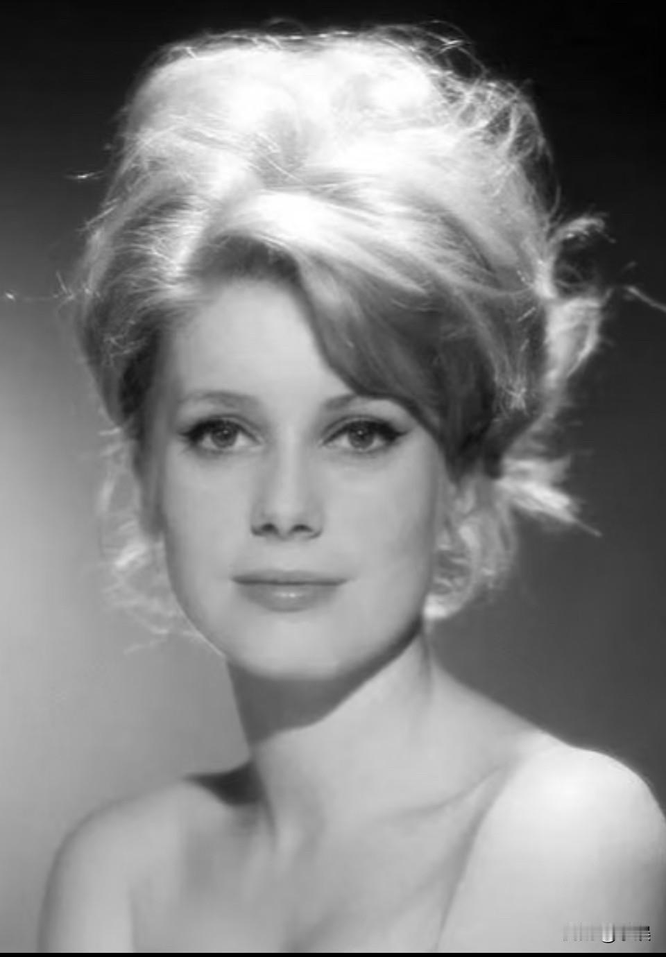 德纳芙是我见过发量最恐怖的女明星
她妈妈也是活到109岁到老了头发都很浓密，基因