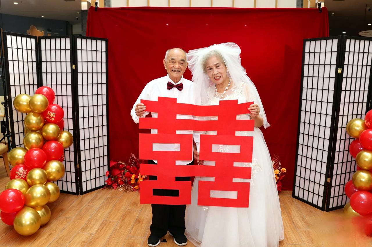 103岁爷爷和86岁奶奶，相识3个月闪婚！一年后现状看哭全网
 2025年2月，