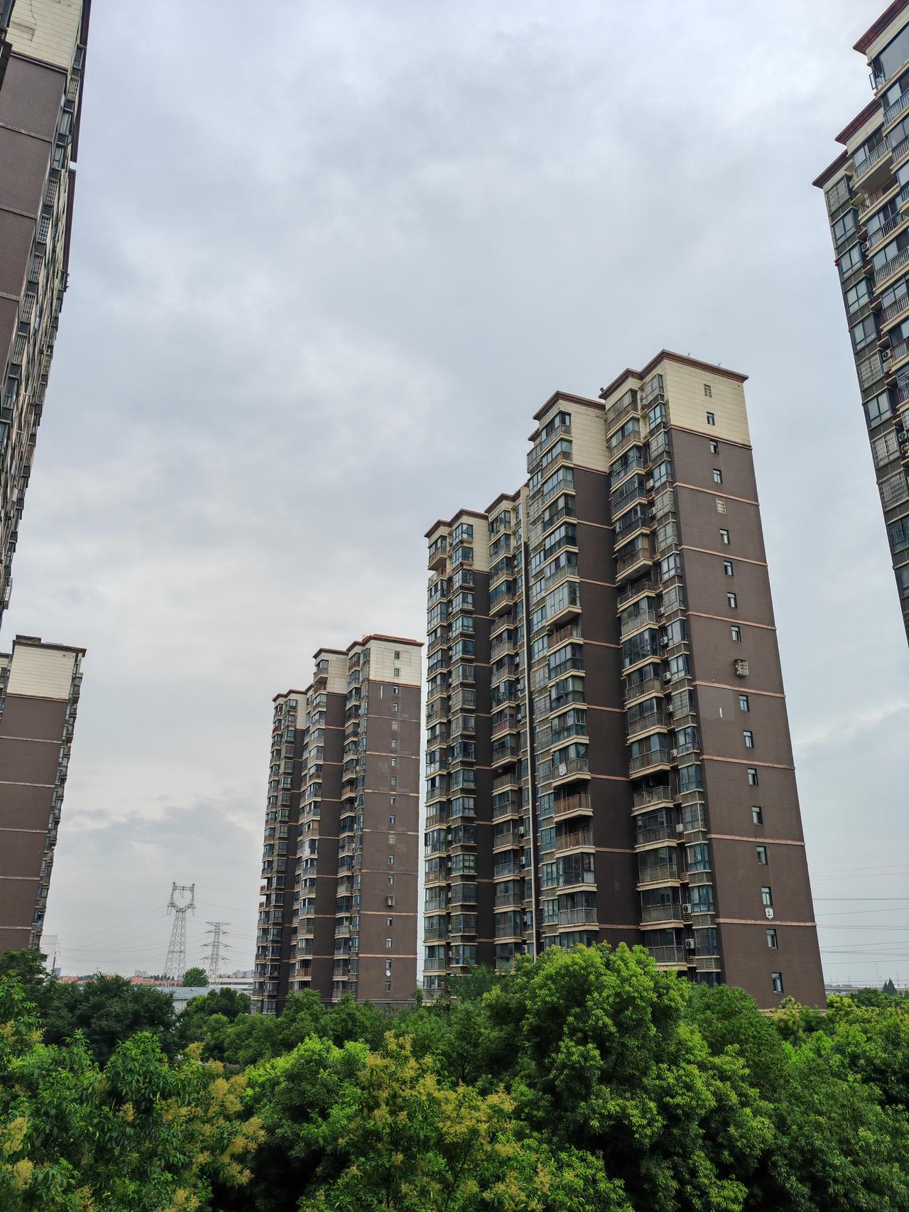 6月30日，武汉阴天有小雨，最高气温28度，最低气温23度，南风1级，湿度94%