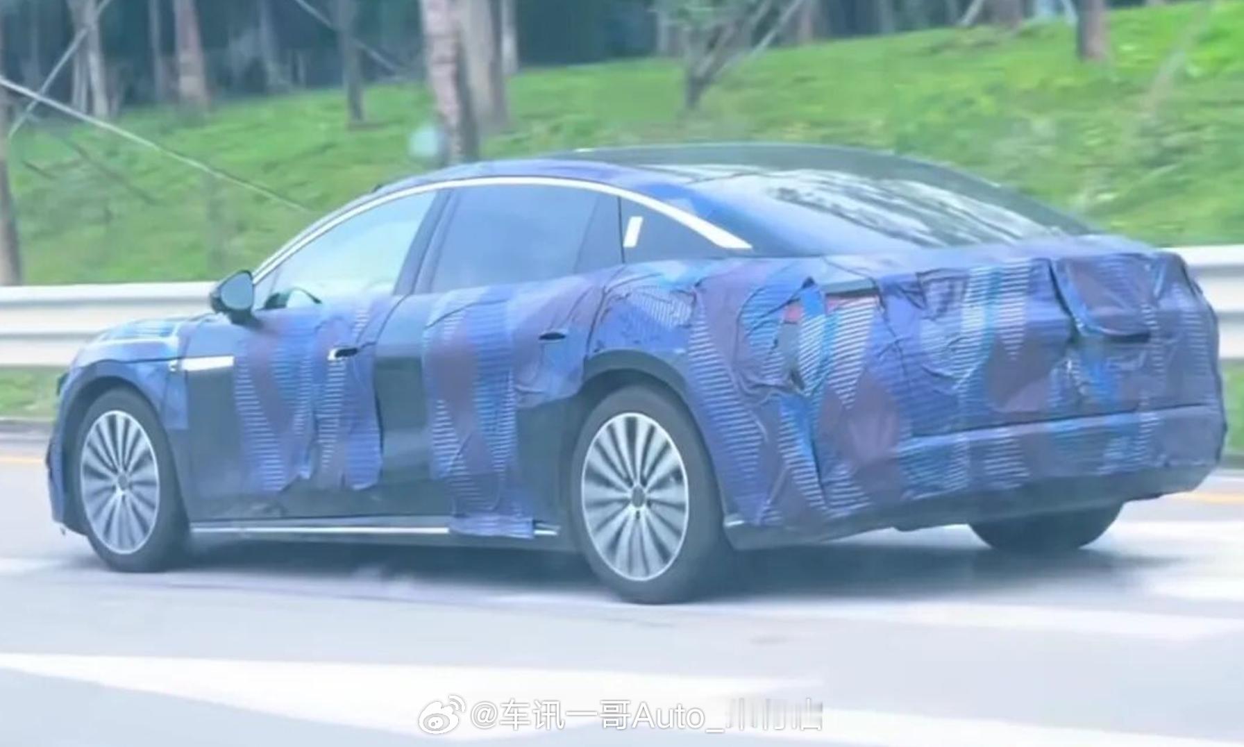比亚迪大汉的最新路试车现身南坪快速路预计将在六七月份上市新车定位为C+级行政轿车