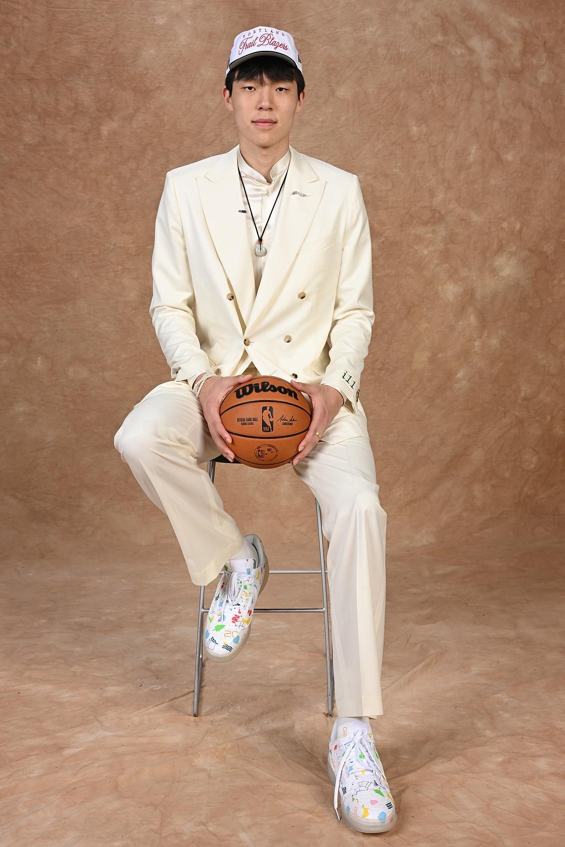 杨瀚森开拓者定妆照！杨瀚森第16顺位被开拓者选中nba休赛期 ​​​