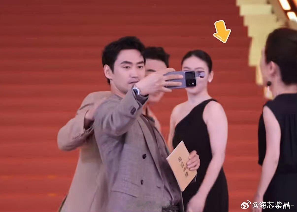 明星走红毯也喜欢看热闹剧组正准备撤离，袁弘突然拿出手机，硬是把大家都留了几秒 