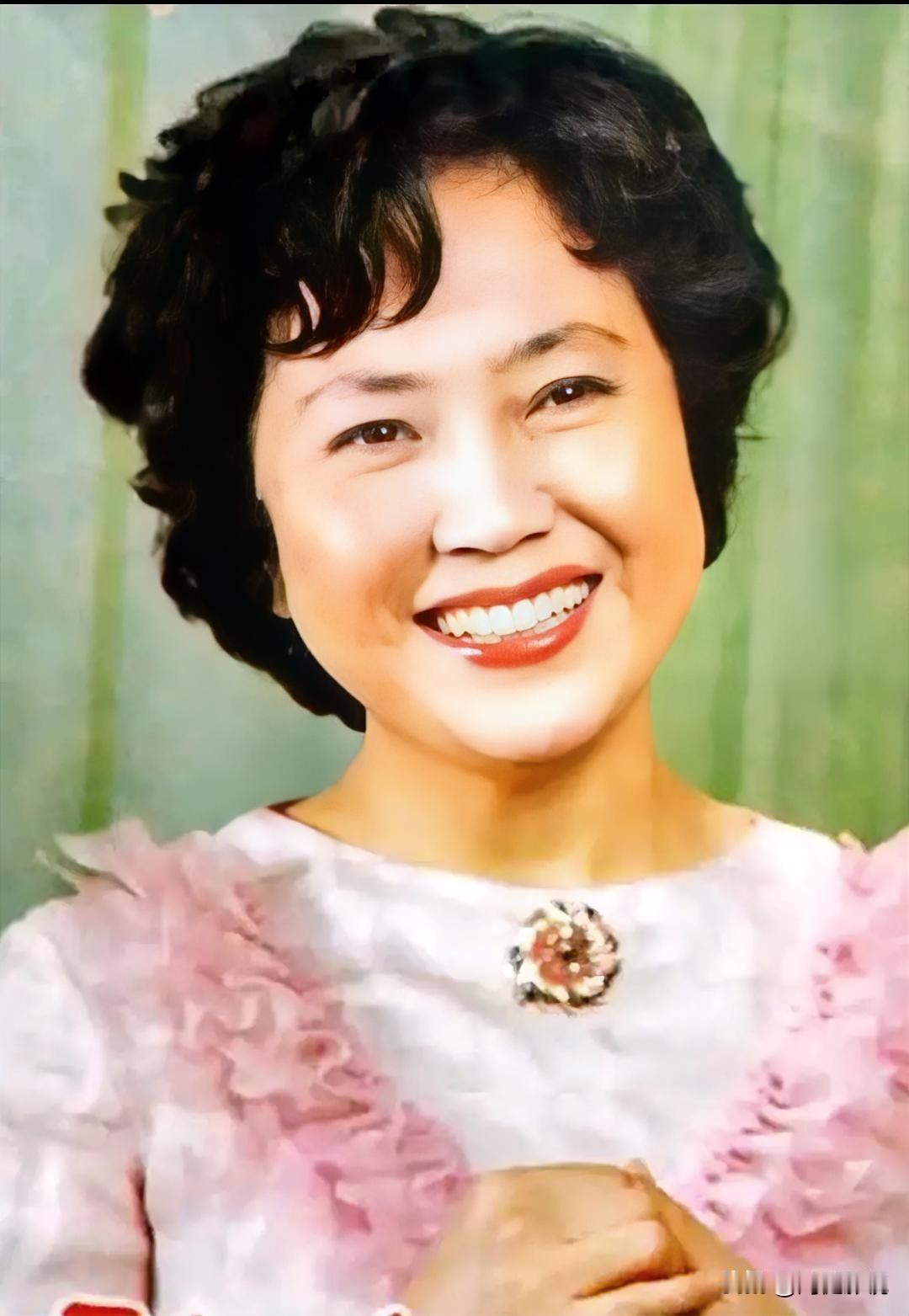 大家还记得这位女歌唱家吗？
她今年已81岁，土生土长上海人。虽然没有李谷一、朱逢