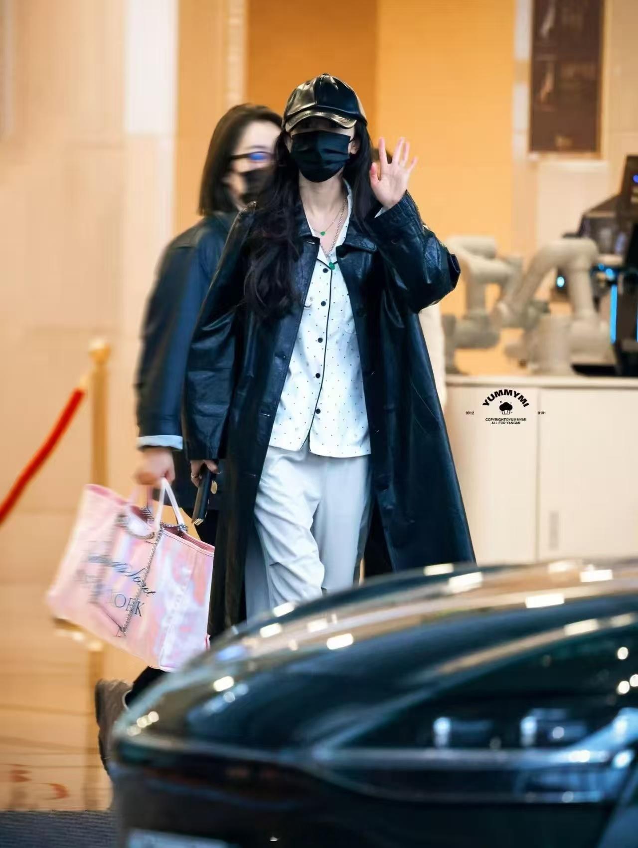 粉丝北京机场为杨幂接机 今日有粉丝拍到在纽约结束维密大秀的杨幂回国，身穿黑色风衣