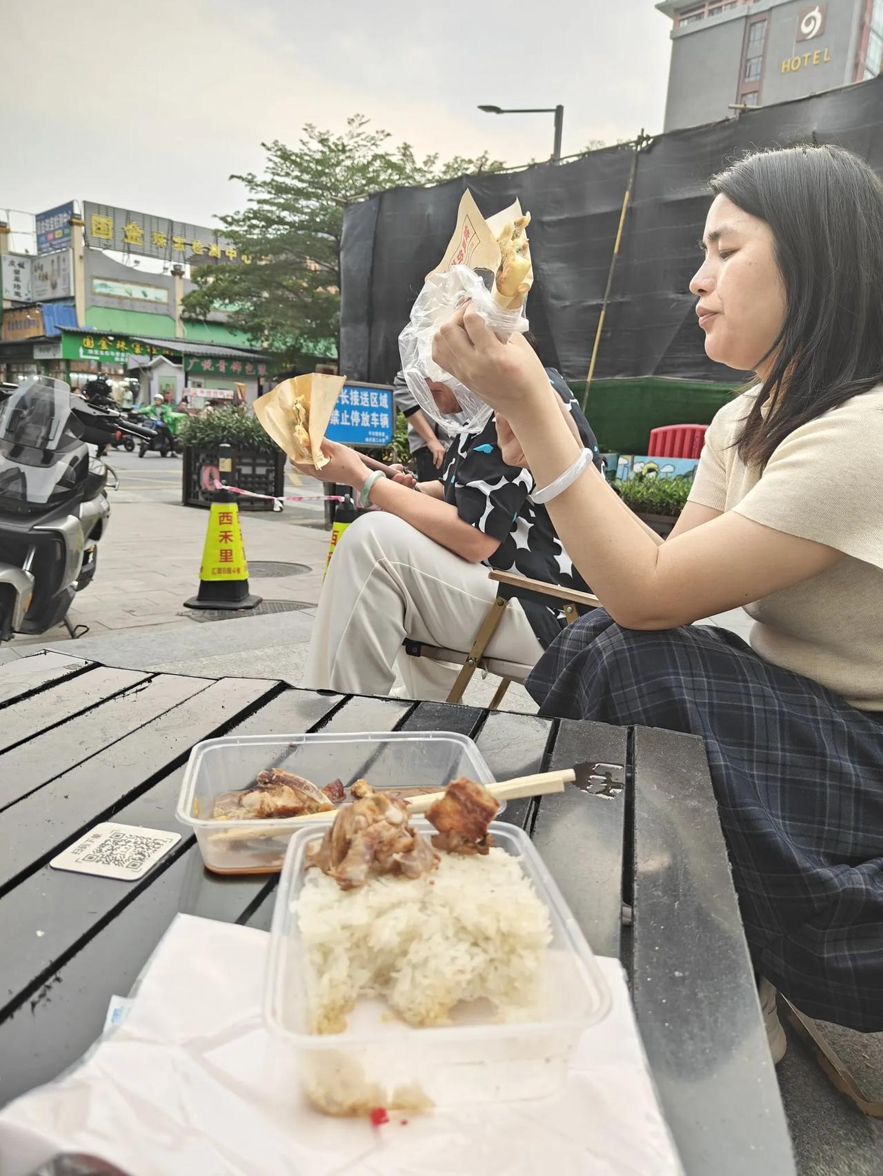 美女吃得有点粗糙，但铁打的镯子流水的冰。 

这！这！这反差感直接给我整不会了，