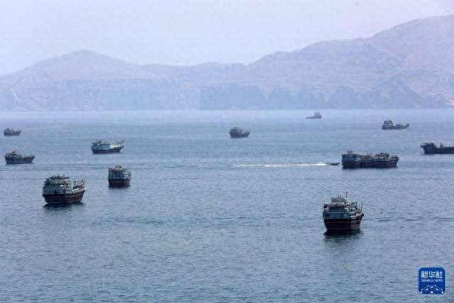 油轮霍尔木兹海峡触雷爆炸，载200万桶原油起火