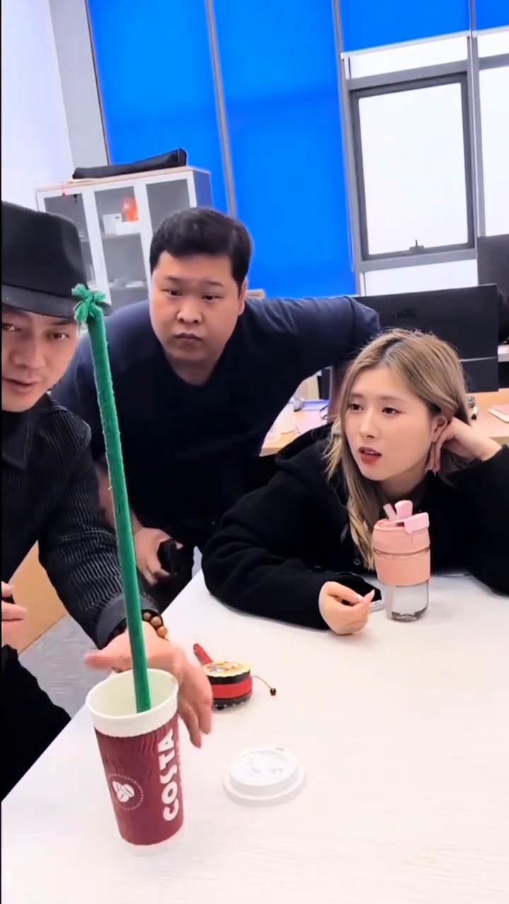 印度通天绳。
看，起来，你懂了吗？看一下，这里有一条柔软的绳子，接下来打个响指，