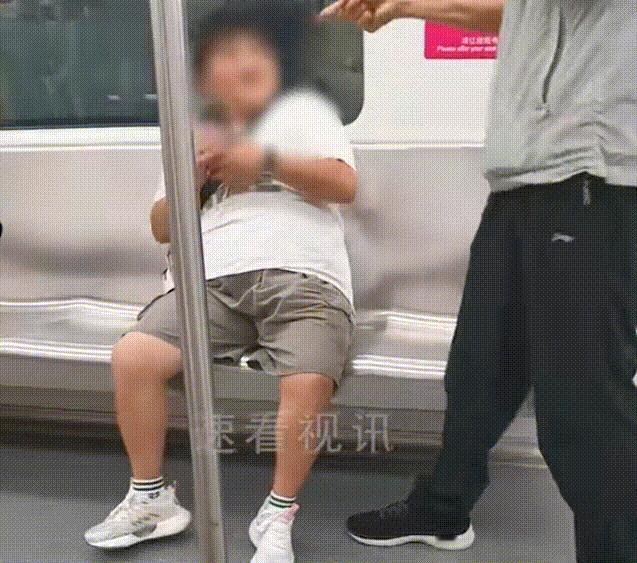 “男的也不安全了？”浙江杭州，一女子乘坐地铁时突然双手朝着大爷隐私部位摸去，老人