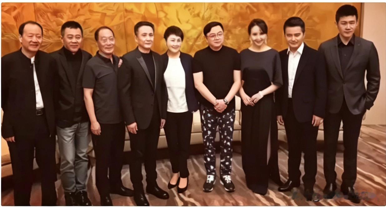 这是《人民的名义》一众老戏骨难得的一张合影。该剧当年火遍全国，演员演技扎实，角色