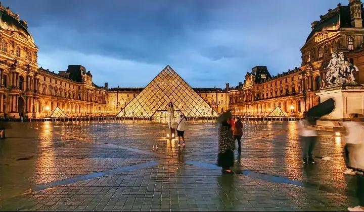 最近准备去卢浮宫的人一定要注意…它最近真的状况不断：
	卢浮宫真的要蹦了！！
1