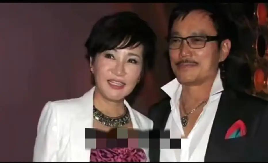 谢霆锋他妈妈以年近古稀，还是那么漂亮有气质。和谢贤离婚后重组家庭。谢贤全家