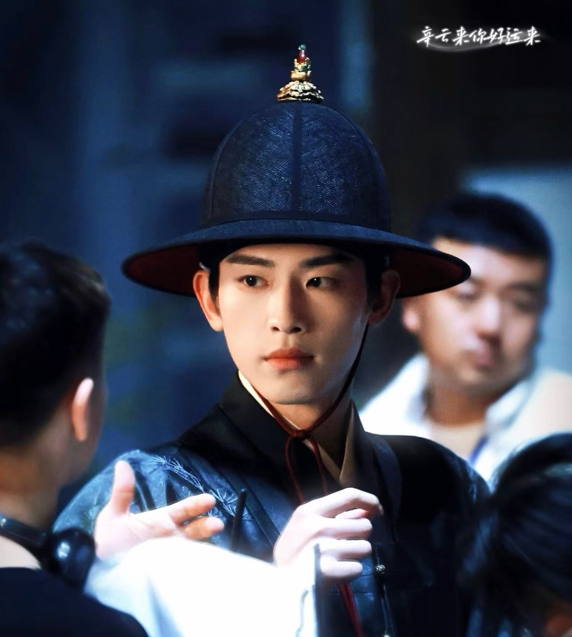 辛云来辛云来雪地抄家路透被踹倒在地，还攥着刀哀求放过家人，那种眼里的破碎感，光看