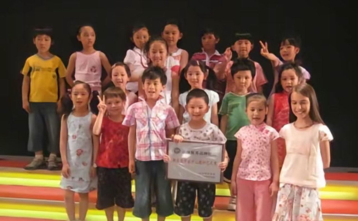 考一下  这张图里谁是易烊千玺？