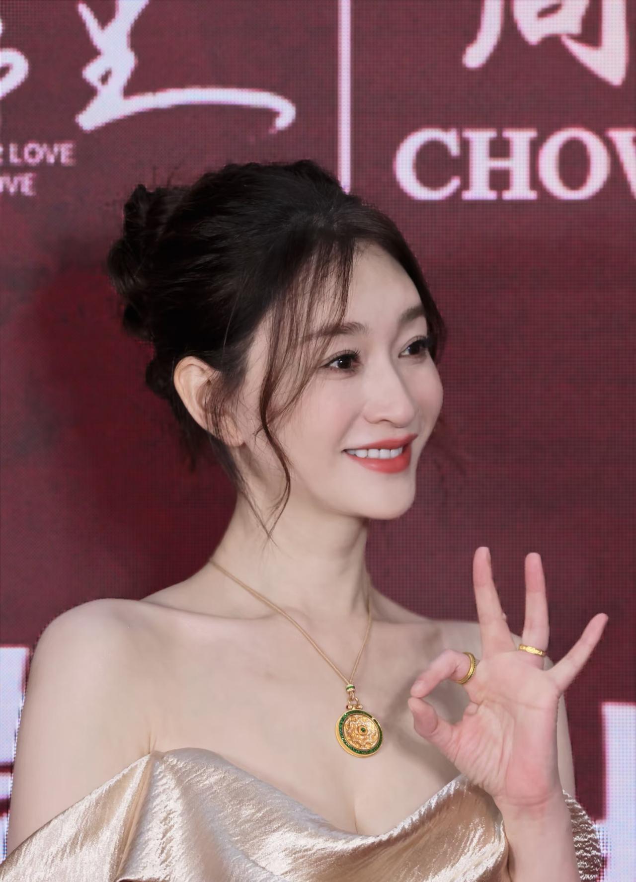 李小冉离婚一点都不让人意外，
因为她是典型的先退股，后离婚，
去年年6月她就退出