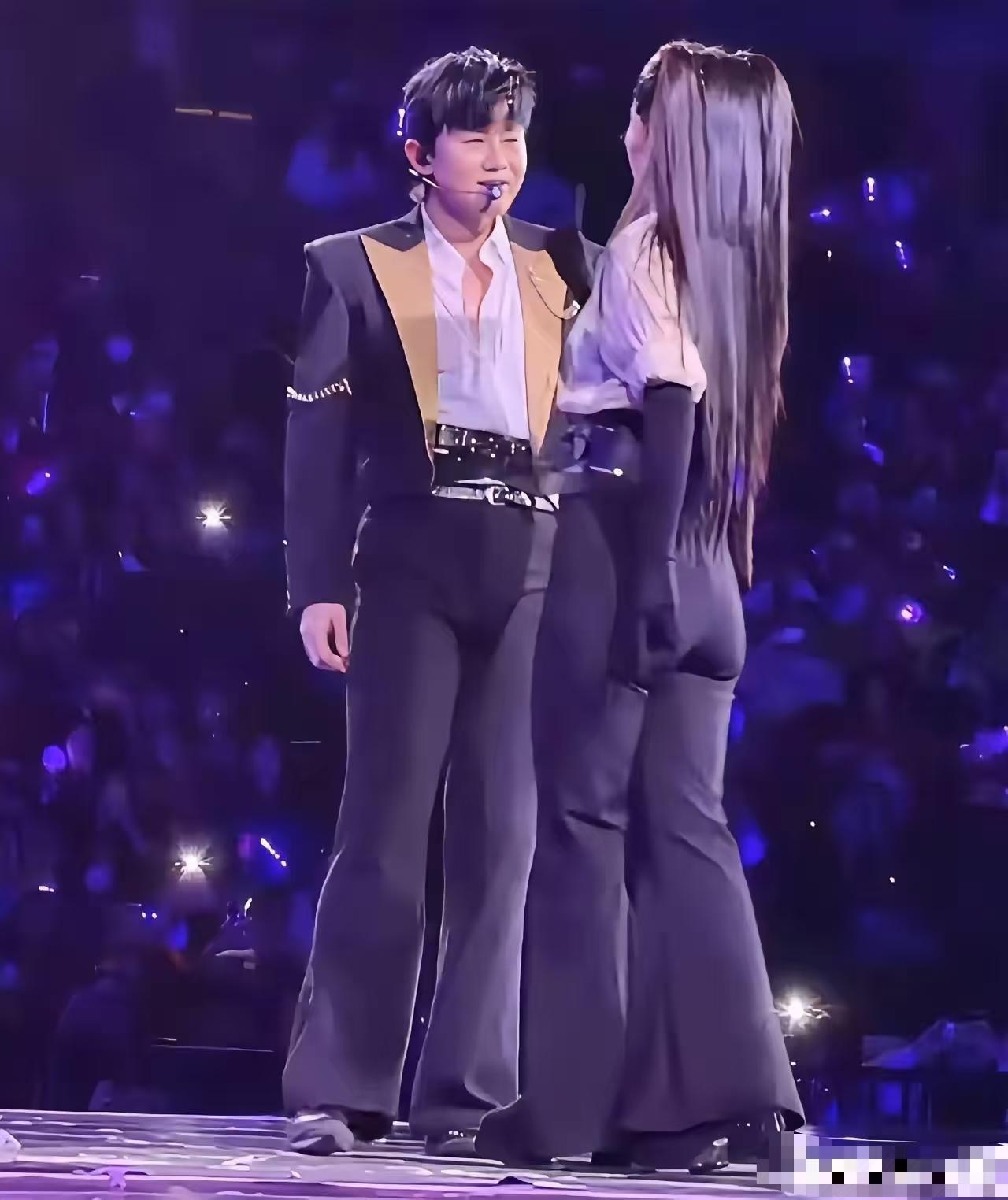 好好的一场演唱会，愣是让张杰谢娜夫妻演成了乡村大舞台。可能是想要戚薇李承铉的感觉