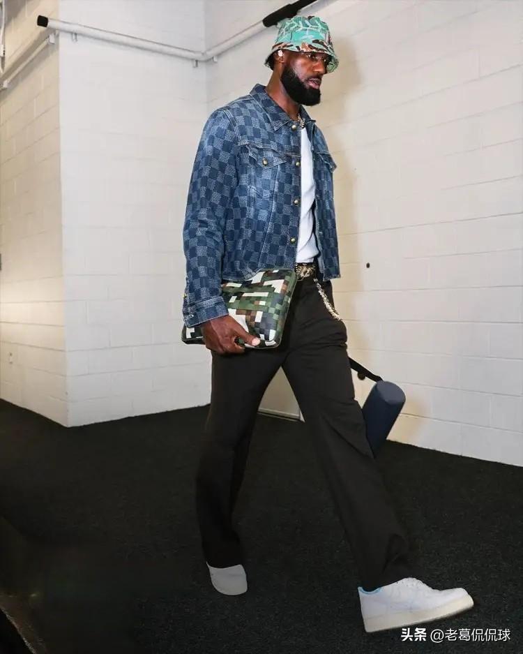 NBA巨星詹姆斯距离加盟勇士已经越来越近了！今天据旧金山标准报记者Tim Kaw