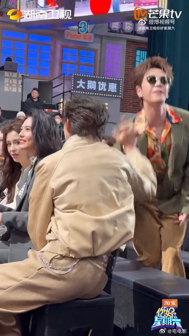 王鹤棣王栎鑫见面先打一套组合拳王鹤棣打招呼太能整活了你好星期六见面先来一套组合拳