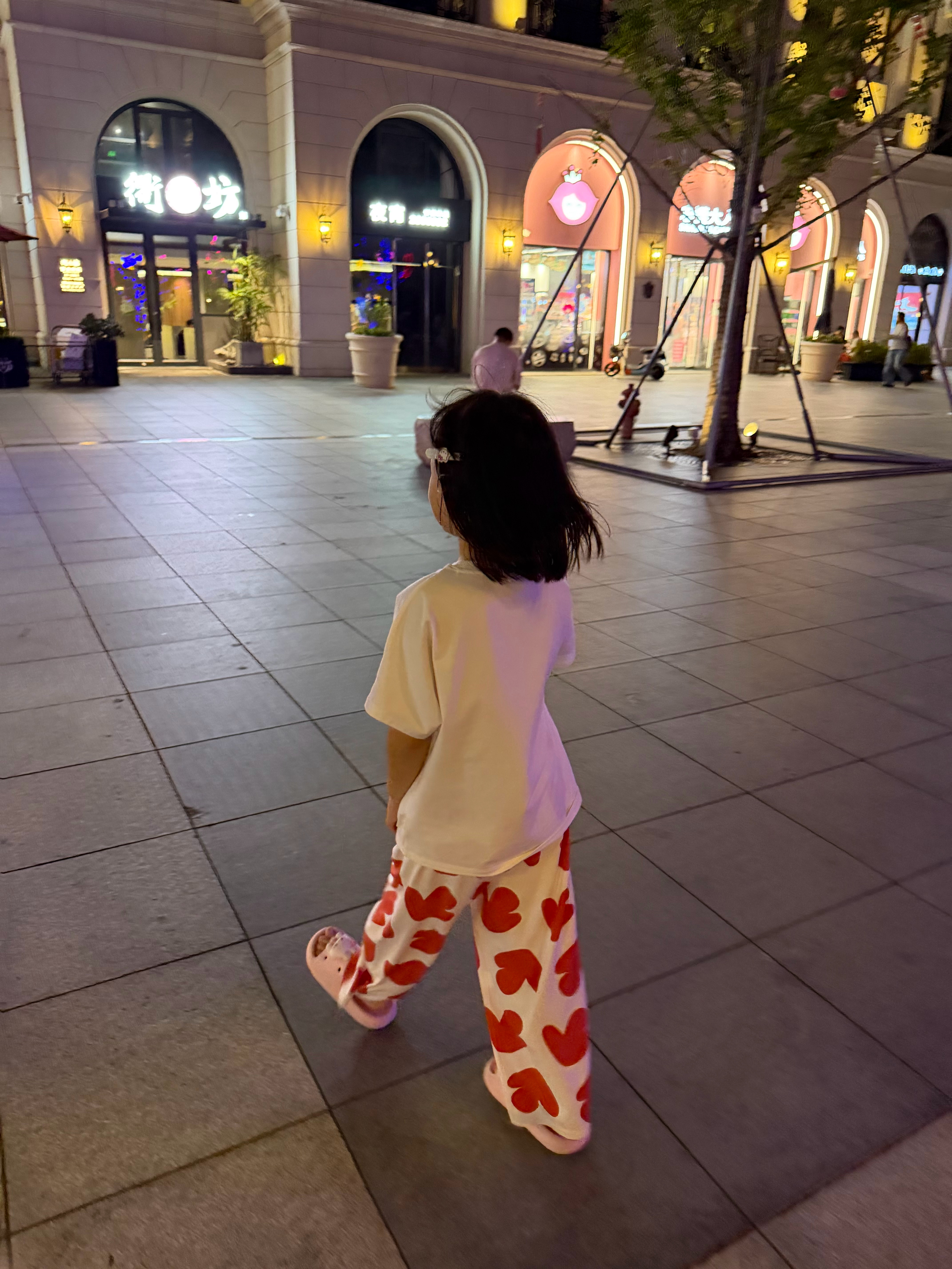 今天三个人吃的都不一样牛选的认养一头牛（？）我依旧选的杨梅阿丘选的西瓜然后咬了一