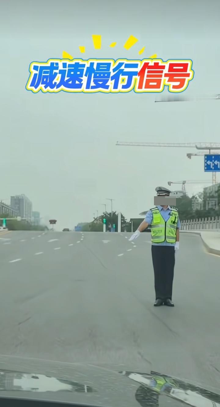 考完驾照就忘光交警手势？别等路口被拦才后悔，这几个关键信号必须刻进脑子里
 
不