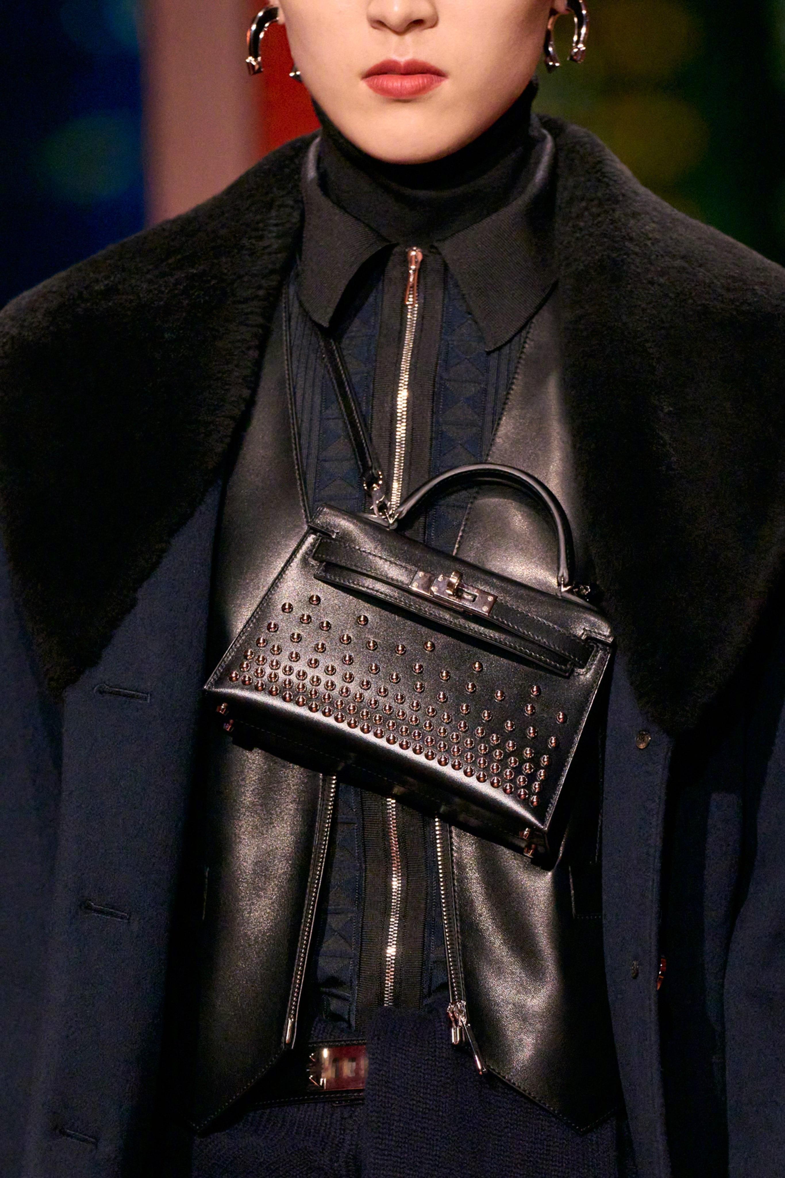 Hermès 2025 秋冬系列上海发布秀——服饰及包品细节。巧妙的层叠搭配，从