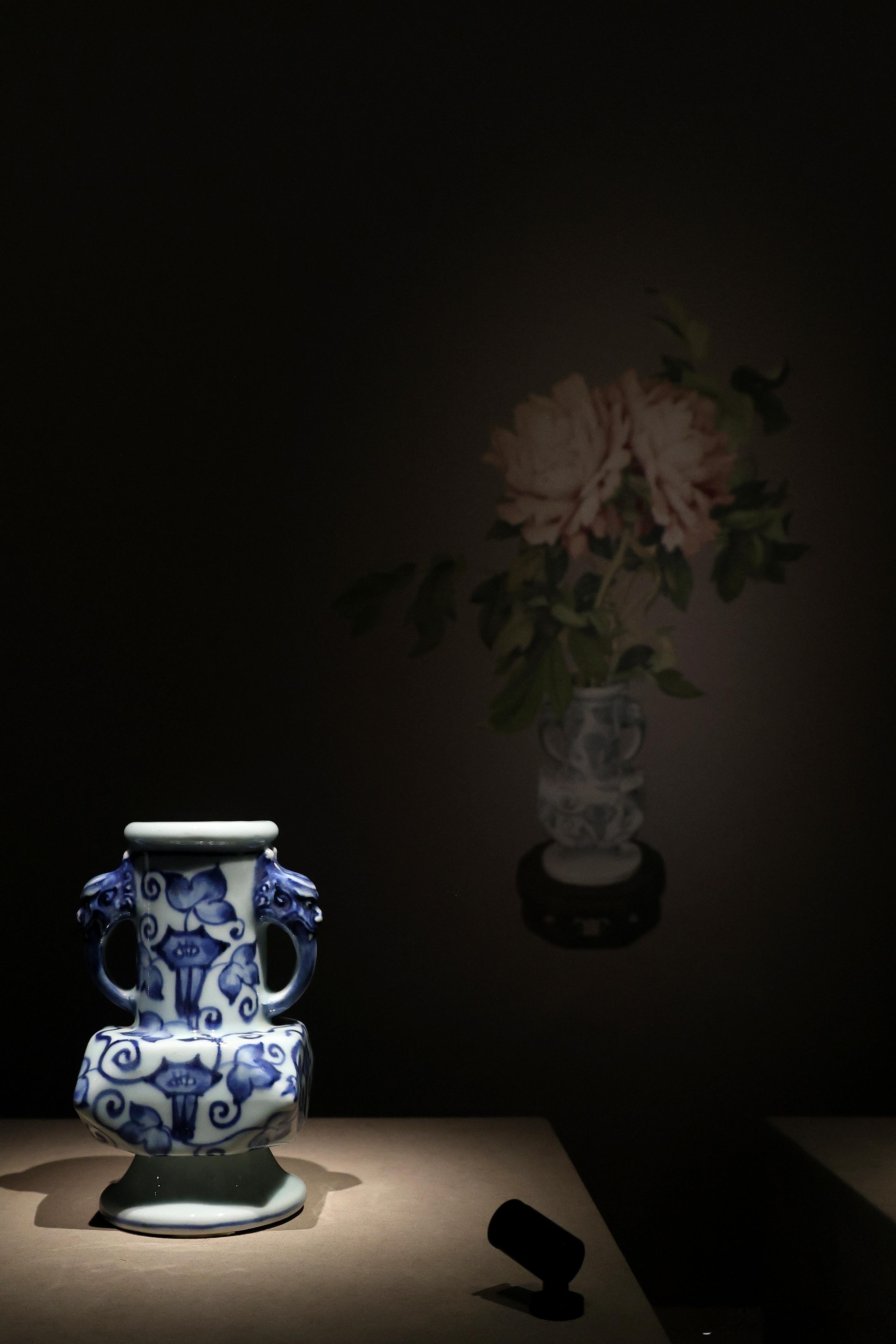 青花兽耳委角方瓶清雍正故宫博物院藏清宫旧藏，原南迁文物，曾存颐和园。      