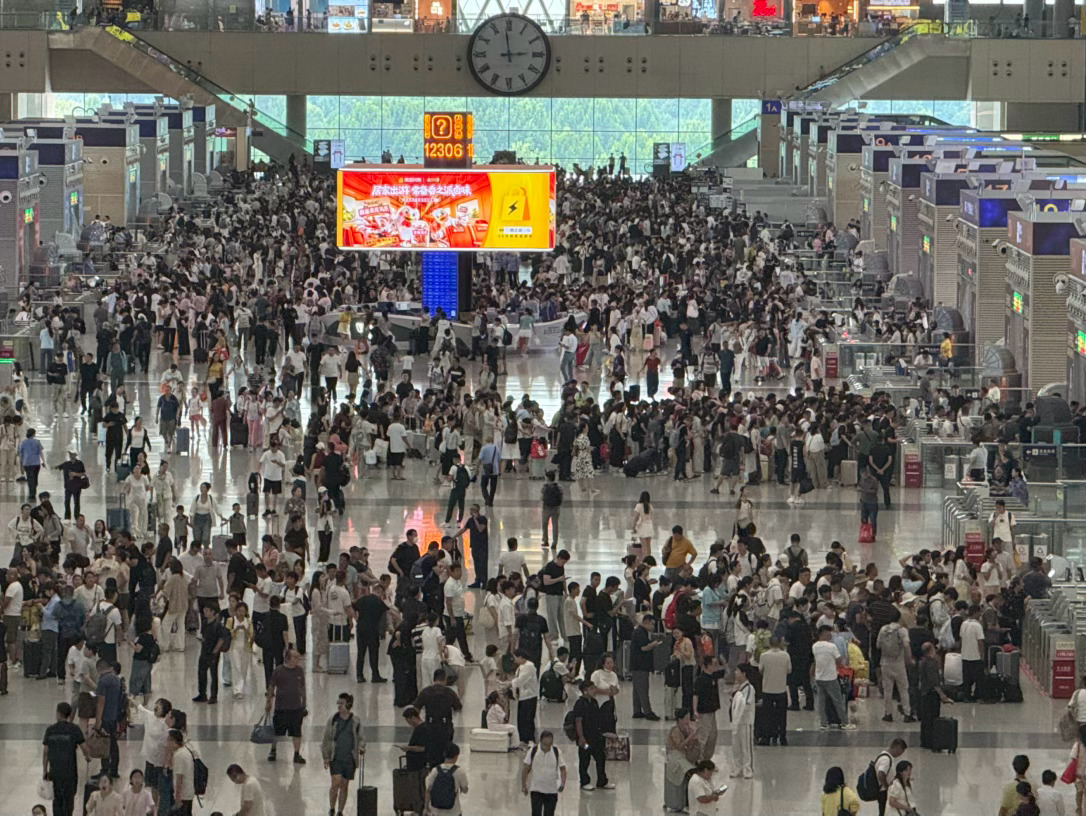 来郑州东站换乘，刚好看一眼郑州胖东来的施工进度到哪儿了。恕我直言，网传10月1开