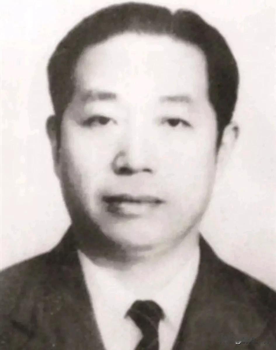 华克之（1902—1998）的一生贯穿近代中国风云，其轨迹从反蒋志士到中共隐蔽战