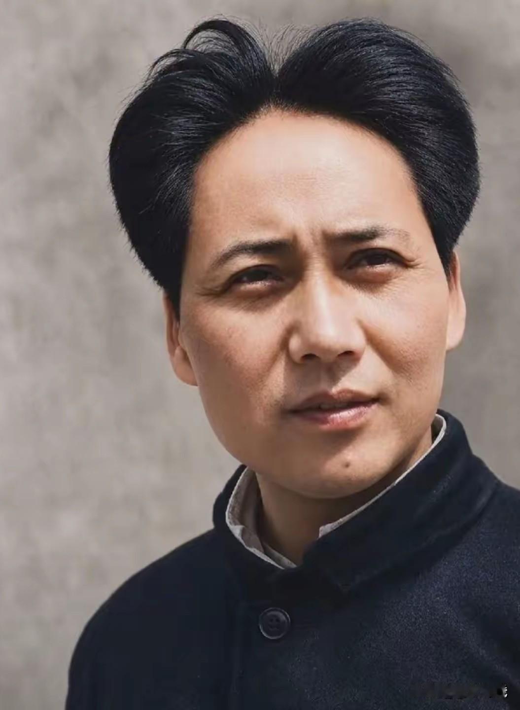 细细端详毛主席中年时期留存的影像，最震撼人心的并非容貌轮廓，而是萦绕在眉宇间厚重