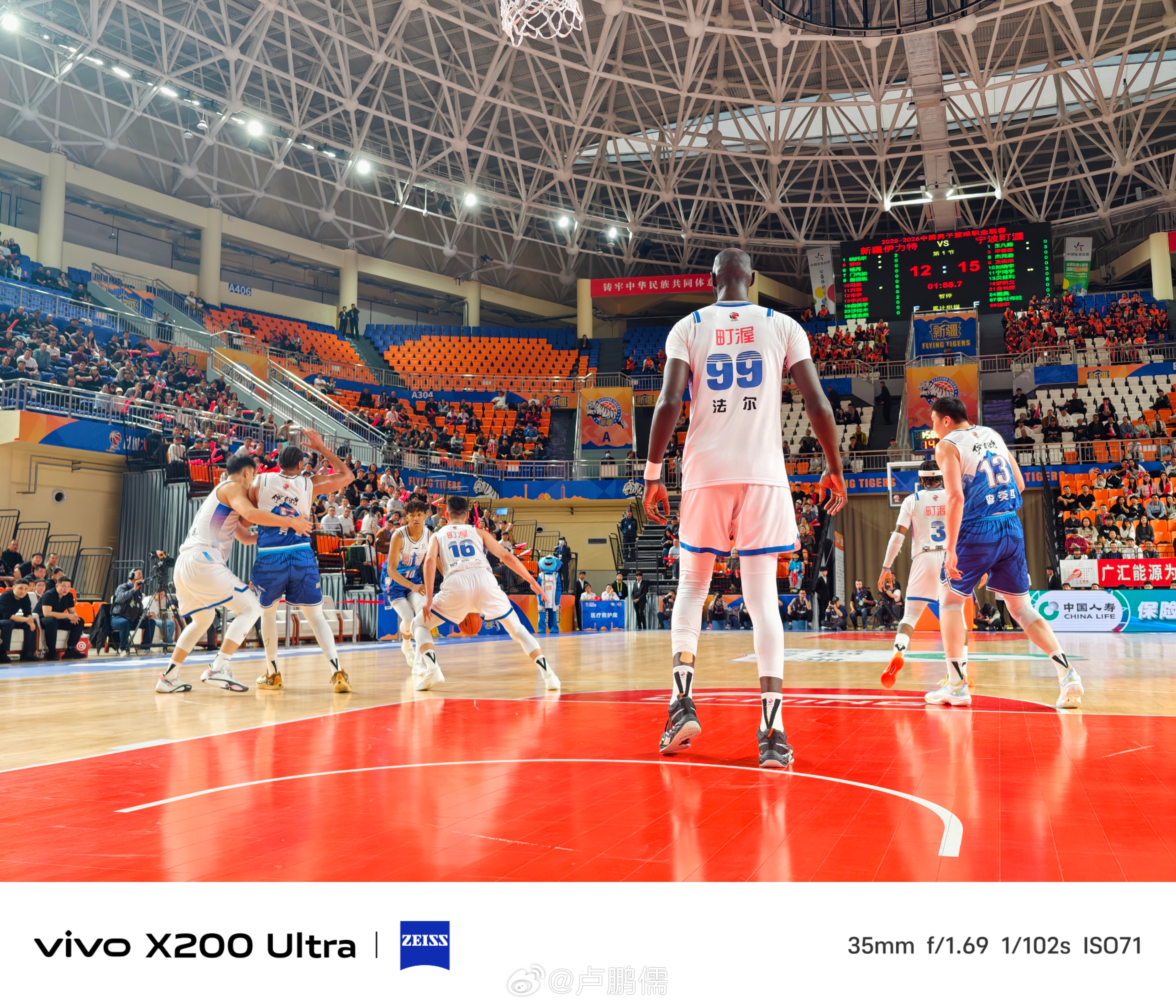 首节开局，齐麟手感火热独得10分，李炎哲两记盖帽镇守内线。目前比分16:22暂时