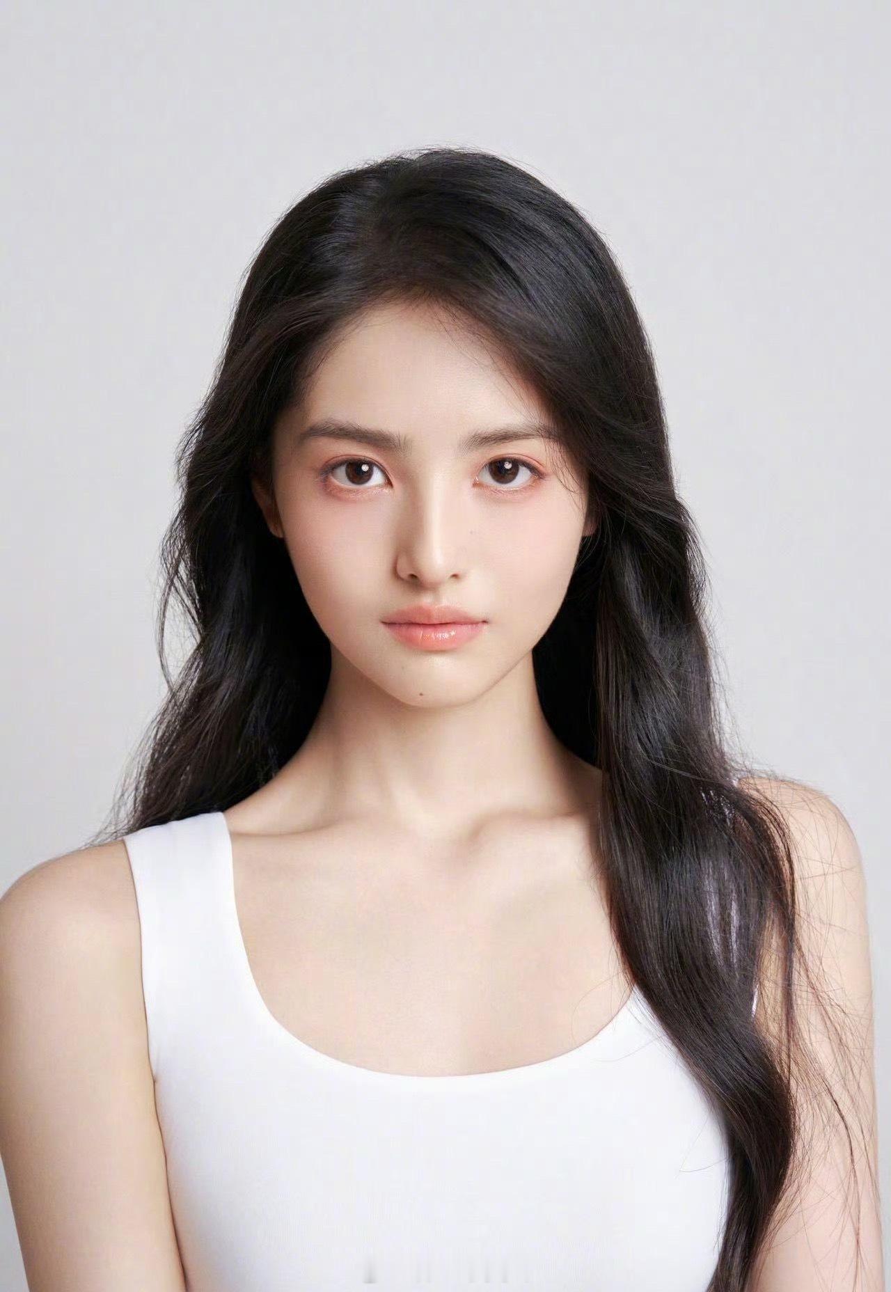 消费降级，星女郎也降级。为啥最近大导演们都喜欢整容脸啊周星驰官宣星女郎雪野