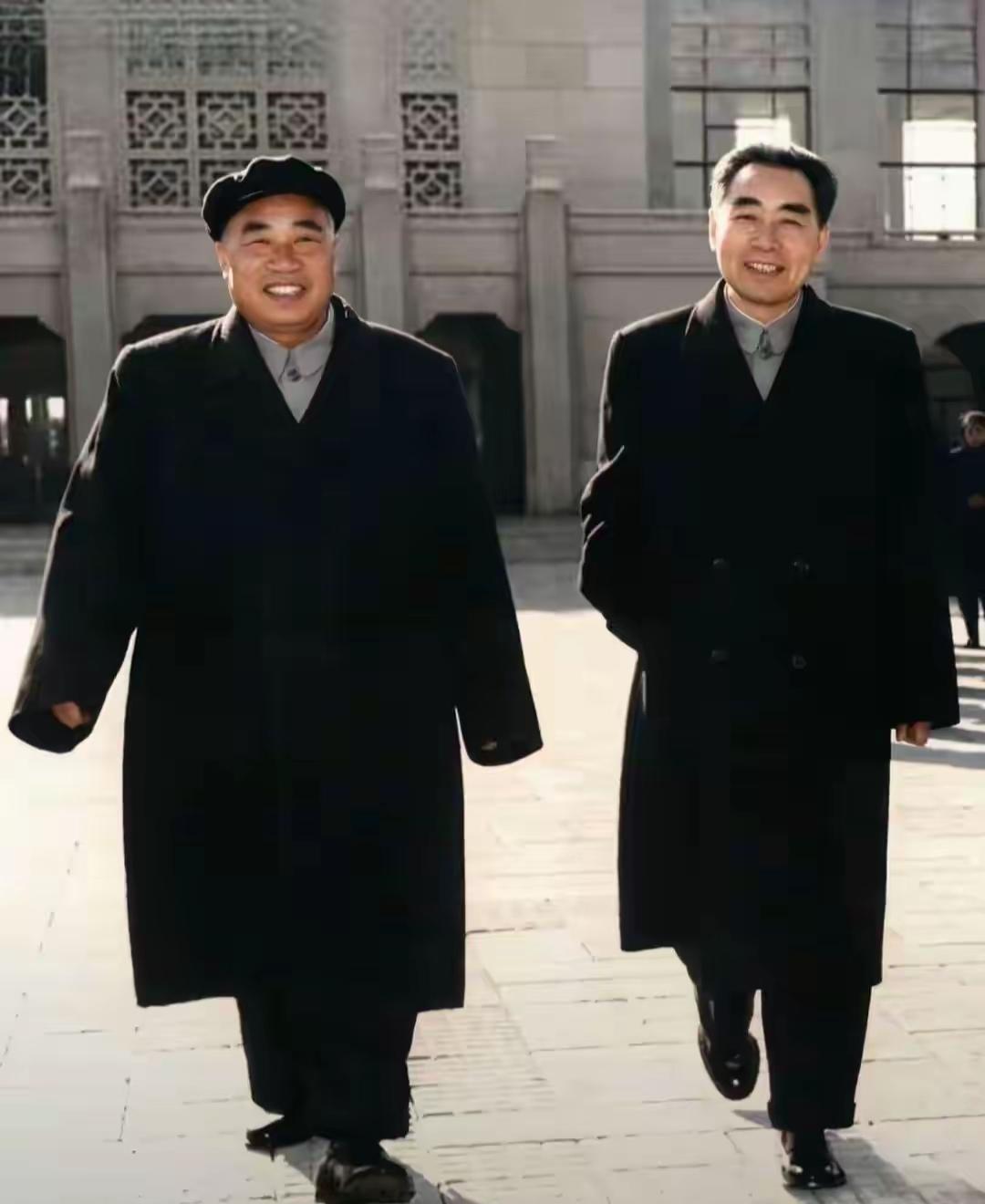 机场缓步两元勋，历尽烽烟气自温。
半世同舟兴社稷，平生肝胆共黎元